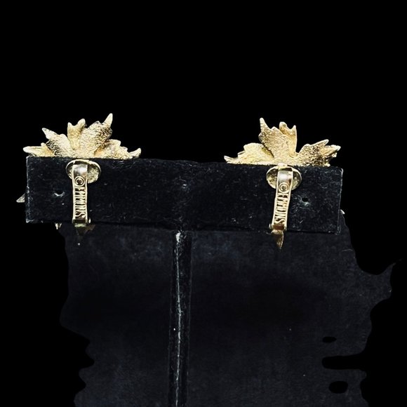 Vintage Emmons Gold Tone Faux Pearl Flower Clip On Earrings (5021) - Picture 5 of 6